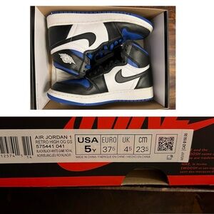 Air Jordan 1 Retro High Youth Size 5